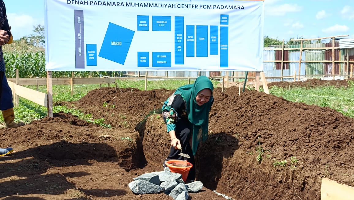 Peletakkan Batu Pertama Masjid Muhammadiyah Center PCM Padamara Oleh  Bupati Purbalingga ibu Dyah Hayuning Pratiwi