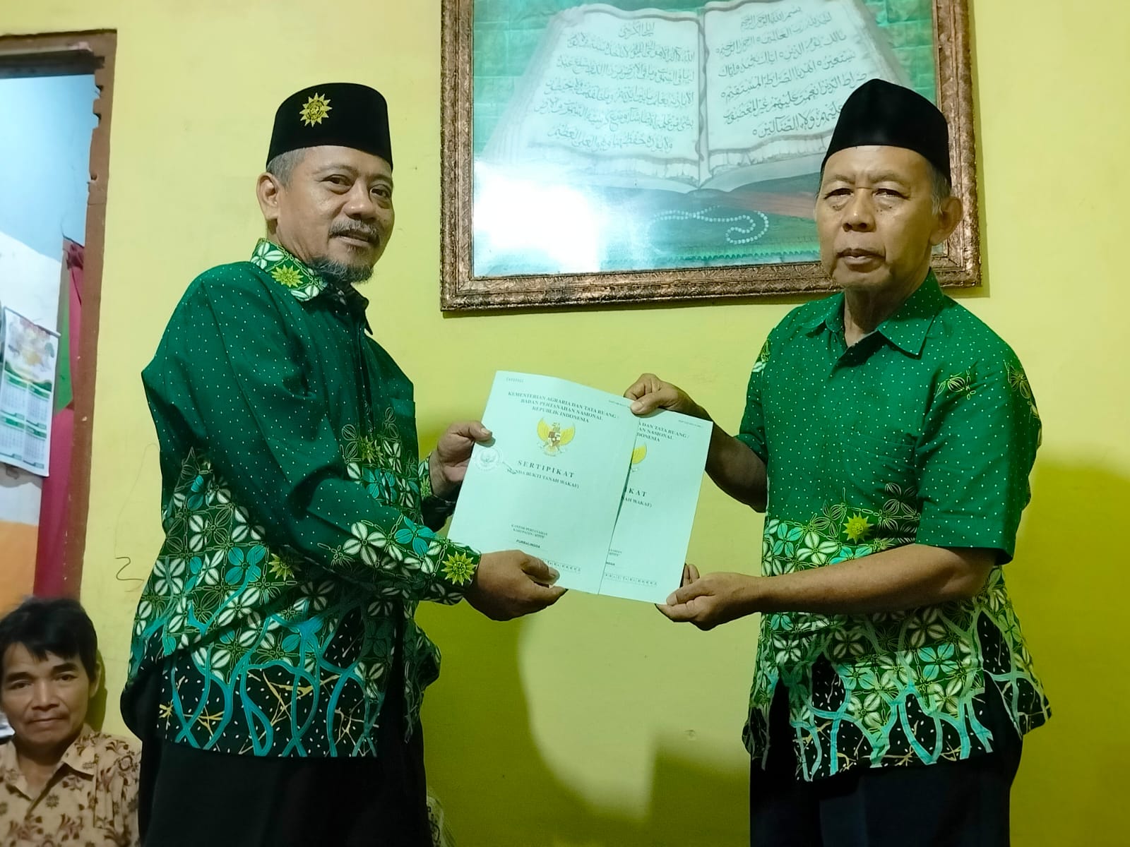 Nadzir PRM Babakan Berhasil mengurus 2 Sertifikat Wakaf  Persyarikatan Muhammadiyah di serahkan kepada Ketua PRM Babakan